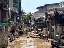 Video: Banjir di Perum PGP Bekasi Surut, Warga Mulai Bersihkan Lumpur