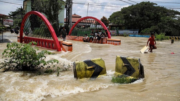 Banjir merendam Jalan Gabus Raya, Desa Srijaya, Tambun Utara, Kabupaten Bekasi, Jabar, Rabu (5/2/2025). Lalu lintas pun lumpuh.