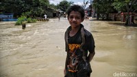 Banjir membuat ular bermunculan di kawasan Jalan Gabus Raya. Bahkan salah satu ular berhasil ditangkap di tengah banjir.