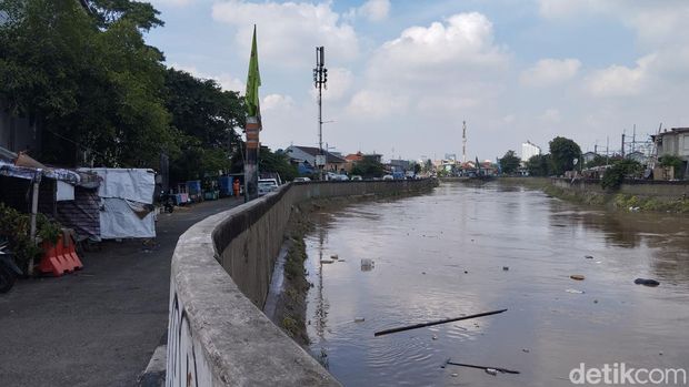 Banjir sempat melanda Jalan Jatinegara Barat, Jakarta Timur, imbas meluapnya Sungai Ciliwung. Kini banjir telah surut dan lalu lintas kembali normal. Foto: Fawdi/detikcom.