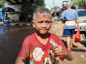 Video: Banjir Surut, Warga Rawajati Jaksel Berburu Ikan