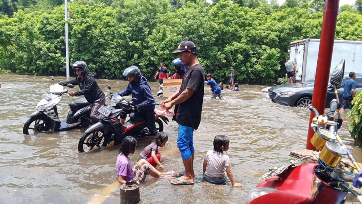 Bapak Sayang Anak, Temani Main Air di Jakbar Padahal Rumah Tak Kebanjiran
