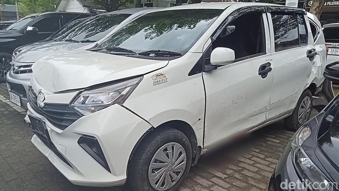 Barang bukti mobil Sigra putih yang dipakai komplotan begal di Palembang