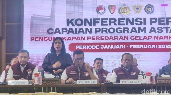 Bareskrim menangkap 16 WNA terkait kasus narkoba. Empat orang di antaranya merupakan bagian dari jaringan gembong narkoba Fredy Pratama. (Rumondang/detikcom)