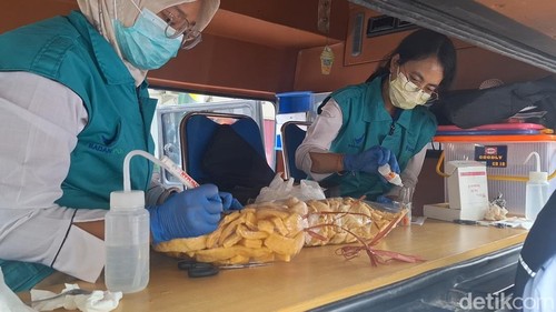 BBPOM Mataram memeriksa kandungan sampel makanan dan jajanan dari tiga titik sentra kuliner takjil di Kota Mataram, Rabu (5/3/2025). (Foto: Nathea Citra/detikBali)