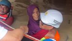 Dirut PLN Terjang Banjir, Bantu Evakuasi Warga