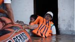 Dirut PLN Terjang Banjir, Bantu Evakuasi Warga