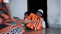 Direktur Utama PLN Darmawan Prasodjo bantu mengevakuasi korban terdampak banjir di Perumahan Nasional 1 Kayuringin Jaya, Bekasi, Jawa Barat, Selasa (4/3/2025). PT PLN (Persero) bergerak cepat mengutamakan keselamatan masyarakat yang terdampak banjir di berbagai wilayah di Tanah Air.   