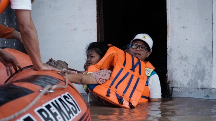 Bos Besar Turun Gunung! PLN Terjang Banjir Evakuasi Warga Direktur Utama PLN Darmawan Prasodjo bantu mengevakuasi korban terdampak banjir di Perumahan Nasional 1 Kayuringin Jaya, Bekasi, Jawa Barat, Selasa (4/3/2025). PT PLN (Persero) bergerak cepat mengutamakan keselamatan masyarakat yang terdampak banjir di berbagai wilayah di Tanah Air.