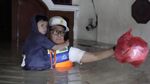 Dirut PLN Terjang Banjir, Bantu Evakuasi Warga