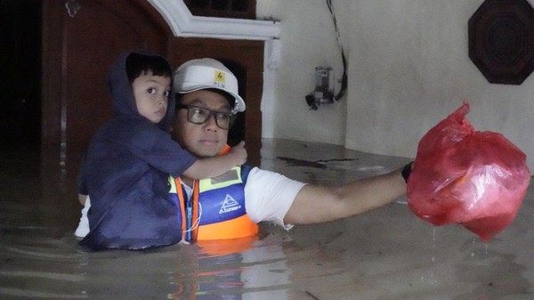 Dirut PLN Terjang Banjir, Bantu Evakuasi Warga