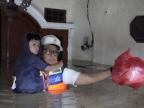 Dirut PLN Terjang Banjir, Bantu Evakuasi Warga