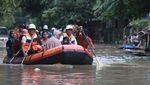 Dirut PLN Terjang Banjir, Bantu Evakuasi Warga