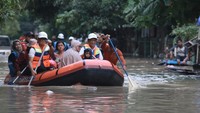 Sementara itu Sulistianindya (78) menjelaskan bahwa banjir kali ini termasuk yang terparah dalam beberapa tahun terakhir, dengan ketinggian air mencapai leher orang dewasa. Ia bersyukur atas langkah sigap PLN yang mengevakuasinya saat terjebak di dalam rumah sejak pagi hari. Sementara itu Sulistianindya (78) menjelaskan bahwa banjir kali ini termasuk yang terparah dalam beberapa tahun terakhir, dengan ketinggian air mencapai leher orang dewasa. Ia bersyukur atas langkah sigap PLN yang mengevakuasinya saat terjebak di dalam rumah sejak pagi hari.