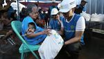 Dirut PLN Terjang Banjir, Bantu Evakuasi Warga