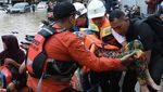 Dirut PLN Terjang Banjir, Bantu Evakuasi Warga