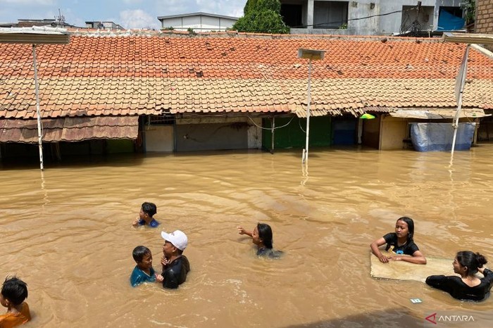 BPBD DKI mencatat pada Rabu hingga pukul 13.00 WIB, ada 4 RT di Pengadegan, Pancoran, Jaksel yang terendam banjir dengan ketinggian 150 cm (ANTARA/Luthfia)
