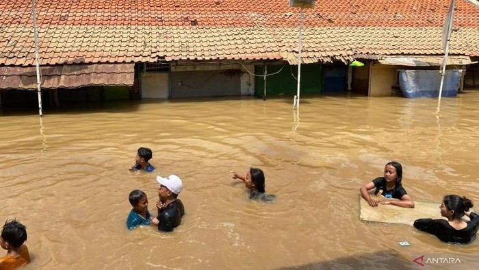 BPBD DKI mencatat pada Rabu hingga pukul 13.00 WIB, ada 4 RT di Pengadegan, Pancoran, Jaksel yang terendam banjir dengan ketinggian 150 cm (ANTARA/Luthfia)