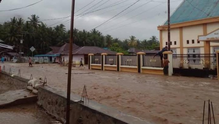 BPBD melaporkan banjir menerjang Kota Gorontalo dan Kabupaten Bone Bolango.