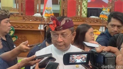 Bupati Buleleng I Nyoman Sutjidra saat diwawancarai di ruang rapat paripurna Gedung DPRD Buleleng, Rabu (5/3/2024). (Foto: Made Wijaya Kusuma/detikBali)