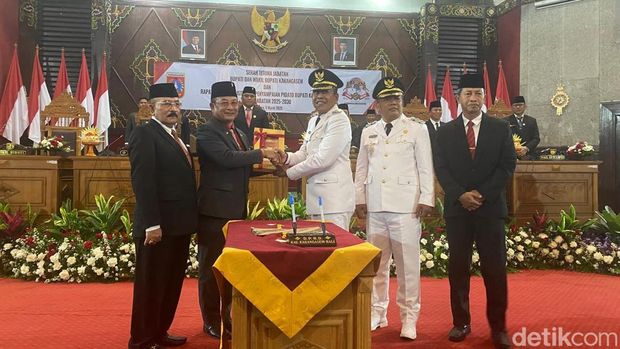 Bupati dan Wakil Bupati Karangasem I Gusti Putu Parwata-Pandu Prapanca Lagosa saat sertijab di Ruang Rapat Paripurna DPRD Karangasem, Rabu (5/3/2025). (Foto: I Wayan Selamat Juniasa/detikBali)