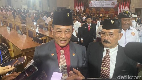 Bupati dan Wakil Bupati Karangasem periode 2021-2025, I Gede Dana-I Wayan Artha Dipa, saat ditemui setelah acara sertijab di kantor DPRD Karangasem, Rabu (5/3/2025). (Foto: I Wayan Selamat Juniasa/detikBali)