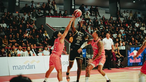 Center Bali United Basketball, Bobby Arthur William Jr (nomor 23), ditempel ketat dua pemain Pelita Jaya dalam lanjutan IBL 2025, Selasa (4/3/2025) malam di GMSB. (Dok. Bali United Basketball)