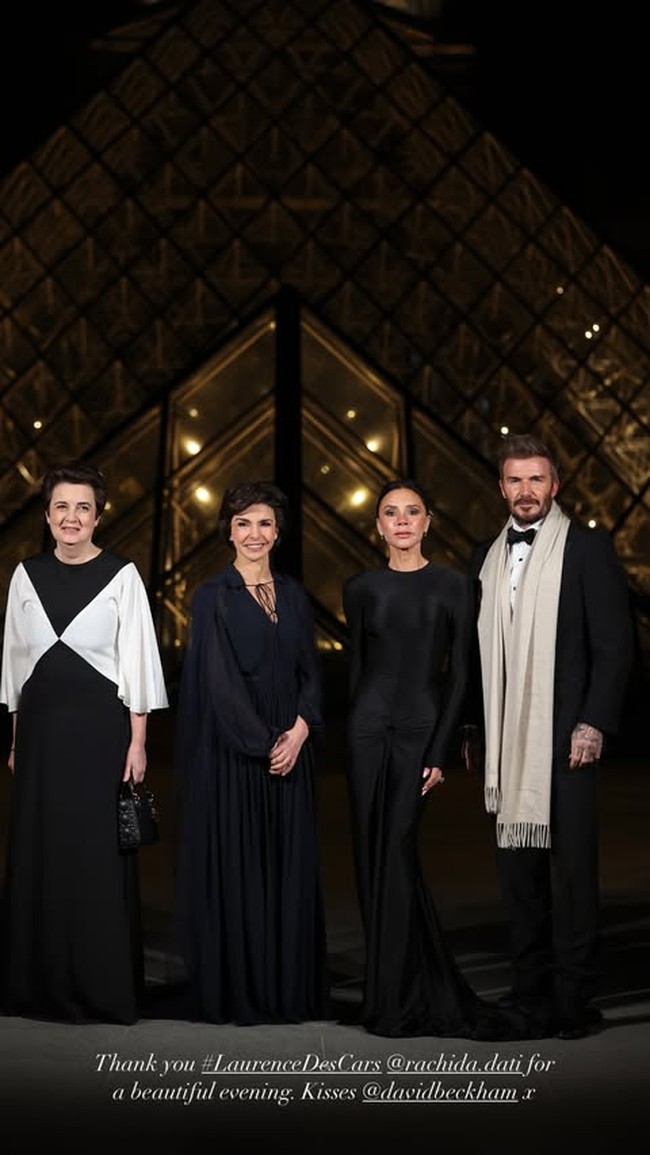 “Malam yang sangat indah di Le Grand Dîner du Louvre merayakan pameran perdana @MuseeLouvre yang didedikasikan sepenuhnya untuk industri mode dan para kreatornya. Terima kasih Laurence des Cars dan @olivier_gabet — cara yang luar biasa untuk memulai minggu di Paris. Salam sayang @DavidBeckham x, tulisnya. Foto: Instagram Victoria Beckham