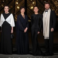 “Malam yang sangat indah di Le Grand Dîner du Louvre merayakan pameran perdana @MuseeLouvre yang didedikasikan sepenuhnya untuk industri mode dan para kreatornya. Terima kasih Laurence des Cars dan @olivier_gabet — cara yang luar biasa untuk memulai minggu di Paris. Salam sayang @DavidBeckham x, tulisnya. Foto: Instagram Victoria Beckham