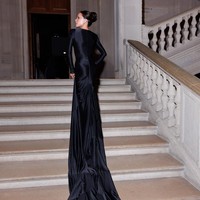 Gala dinner itu sendiri penting bagi Victoria Beckham yang telah lama memulai kariernya sebagai desainer. Dalam postingan di Instagram, ia pun berterima kasih karena telah diundang dalam acara yang mengawali minggu Paris Fashion Week tahun ini. Foto: Instagram Victoria Beckham