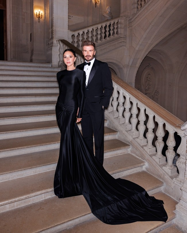 David dan Victoria Beckham menghadiri Le Grand Dîner du Louvre di Museum Louvre Paris, Prancis. Menghabiskan ‘kencan’ berdua, keduanya terlihat mewah dengan busana serba hitam.Foto: Instagram Victoria Beckham