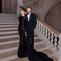 David dan Victoria Beckham menghadiri Le Grand Dîner du Louvre di Museum Louvre Paris, Prancis. Menghabiskan ‘kencan’ berdua, keduanya terlihat mewah dengan busana serba hitam.Foto: Instagram Victoria Beckham