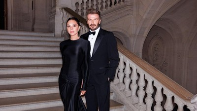 Gaya Elegan David dan Victoria Beckham Kencan di Museum Louvre Paris