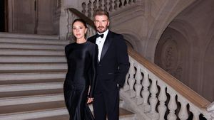 Gaya Elegan David dan Victoria Beckham Kencan di Museum Louvre Paris