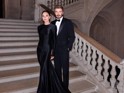 Gaya Elegan David dan Victoria Beckham Kencan di Museum Louvre Paris