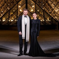 Sedangkan sang suami yang menemaninya mengenakan setelan tuksedo hitam lengkap dengan bowtie yang dipadukan dengan scarf bernuansa krem.Selama menikah dengan Victoria, David Beckham memang dikenal sangat mendukung istrinya berkecimpung di dunia fashion meski tidak selalu untung. Pada 2022, brand Victoria Beckham dilaporkan sempat terlilit utang yang kemudian mendapat sokongan dari mantan pesepak bola Inggris tersebut.Foto: Instagram Victoria Beckham
