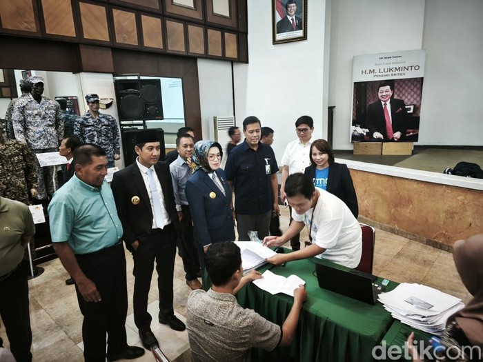 Direktur Utama BPJS Ketenagakerjaan Anggoro Eko Cahyo memantau penyerahan berkas pencairan JHT di pabrik PT Sritex, Sukoharjo, Rabu (5/3/2025).