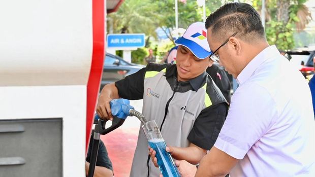 Direktur Utama PT Pertamina (Persero) Simon Aloysius Mantiri melakukan inspeksi mendadak (sidak) ke sejumlah Stasiun Pengisian Bahan Bakar (SPBU) di Jakarta untuk melihat kualitas BBM produk Pertamina.
