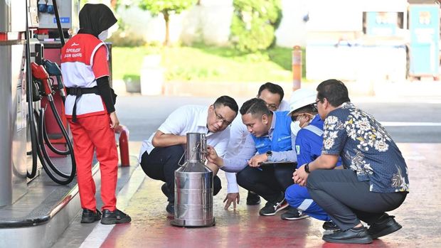 Direktur Utama PT Pertamina (Persero) Simon Aloysius Mantiri melakukan inspeksi mendadak (sidak) ke sejumlah Stasiun Pengisian Bahan Bakar (SPBU) di Jakarta untuk melihat kualitas BBM produk Pertamina.