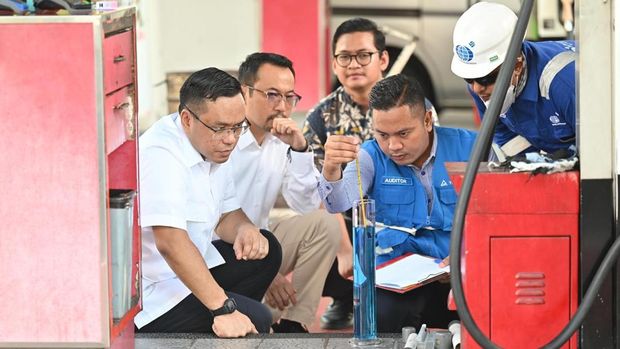 Direktur Utama PT Pertamina (Persero) Simon Aloysius Mantiri melakukan inspeksi mendadak (sidak) ke sejumlah Stasiun Pengisian Bahan Bakar (SPBU) di Jakarta untuk melihat kualitas BBM produk Pertamina.