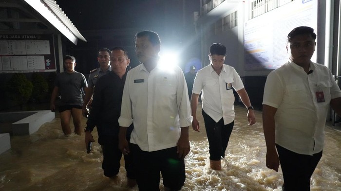 Dirjenpas Kementrian Imigrasi dan Pemasyarakatan, Mashudi, meninjau banjir yang terjadi di lapas Cikarang dan Bapas Cikarang