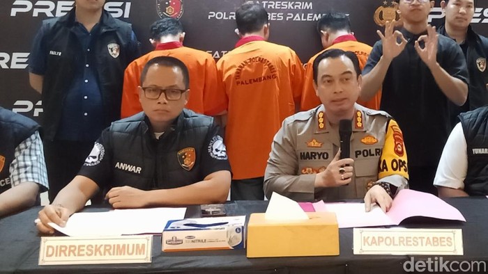 Dirreskrimum Polda Sumsel Kombes M Anwar Reksowidjojo dan Kapolrestabes Palembang Kombes Harryo Sugihhartono.