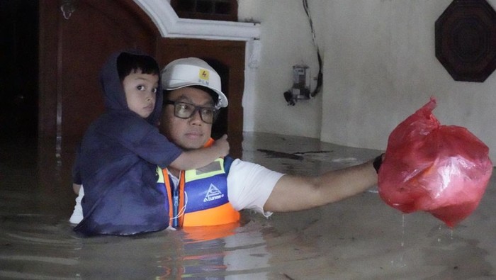 Dirut PLN Darmawan Prasodjo Terjang Banjir.