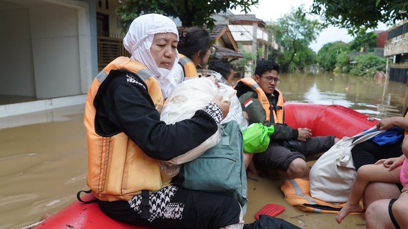 Pasukan Korps Brimob Polri terjun ke titik-titik banjir di Kabupaten Bogor dan Kota Bekasi untuk mengevakuasi warga yang terjebak di rumah, membantu mobilitas warga melewati akses yang terputus hingga menyalurkan bantuan ke korban terdampak banjir.