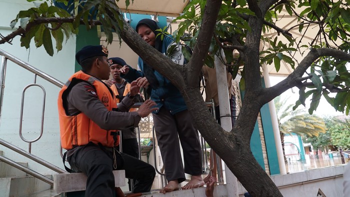dok. Korps Brimob Pasukan Korps Brimob Polri terjun ke titik-titik banjir di Kabupaten Bogor dan Kota Bekasi untuk mengevakuasi warga yang terjebak di rumah, membantu mobilitas warga melewati akses yang terputus hingga menyalurkan bantuan ke korban terdampak banjir.