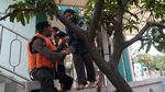 Potret Brimob Terobos Banjir, Evakuasi Warga di Bogor dan Bekasi