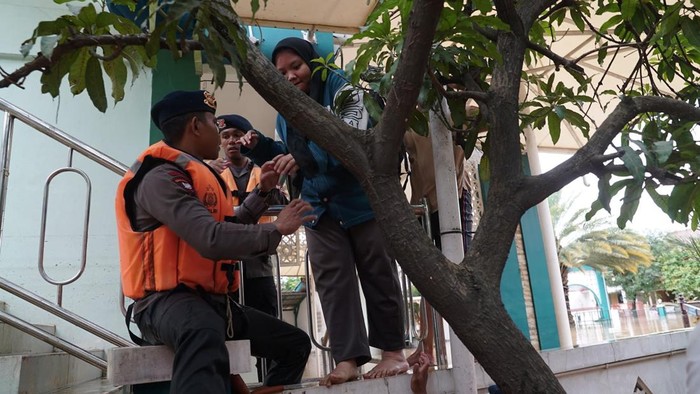 Pasukan Korps Brimob Polri terjun ke titik-titik banjir di Kabupaten Bogor dan Kota Bekasi untuk mengevakuasi warga yang terjebak di rumah, membantu mobilitas warga melewati akses yang terputus hingga menyalurkan bantuan ke korban terdampak banjir.