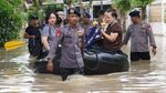 Potret Brimob Terobos Banjir, Evakuasi Warga di Bogor dan Bekasi
