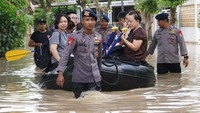Foto: Inspektur Pengawasan Umum (Irwasum) Polri, Komjen Dedi Prasetyo, menegaskan Polri akan terus mengerahkan personel dan peralatan yang diperlukan untuk memastikan keselamatan warga, serta mempercepat proses pemulihan pascabanjir. (dok. Brimob Polri)