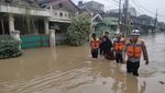 Potret Brimob Terobos Banjir, Evakuasi Warga di Bogor dan Bekasi